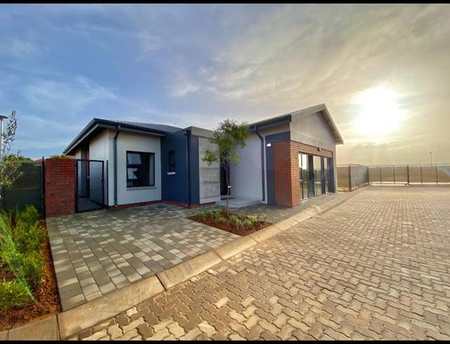 3 BEDROOM TOWNHOUSE FOR SALE IN VORNA VALLEY